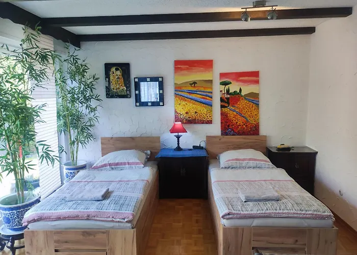 Uni, FH, Gesundheits Campus nähe, Ferienwohnung mit Garten&Terrasse